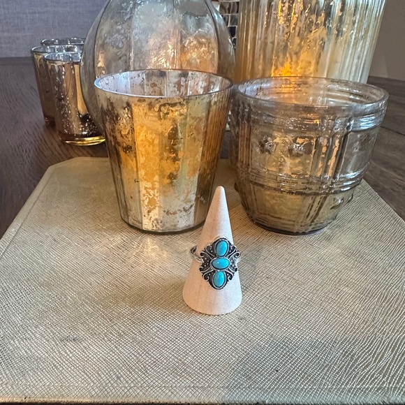 *FREE GIFT GIVEAWAY* NEW silvery faux turquoise ring
size 6.5
vintage look - Picture 1 of 3